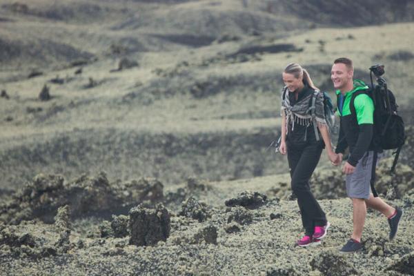 Das Wandern auf diesem Vulkan macht sie heiß und geil