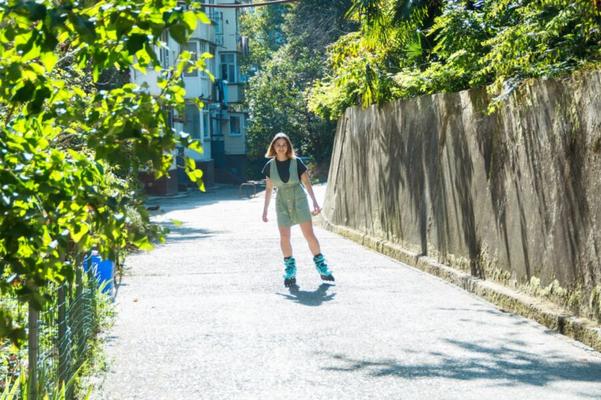 Amalia Davis - Un mec baise une patineuse à roulettes à moitié nue