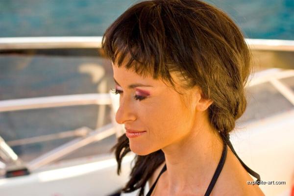 Cecilia Vega se fait baiser sur un bateau