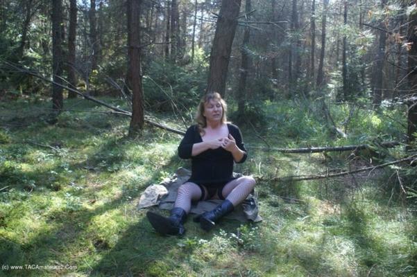 Corinne, MILF française, salope, avec deux hommes dans les bois