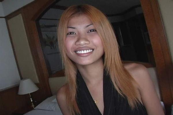 Thailändische kleine Blondine wird gründlich penetriert