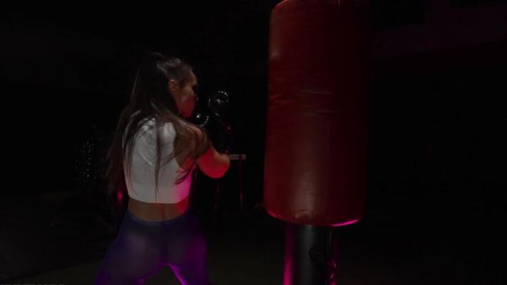 Kelsi Monroe - Kickboxxxing avec Kelsi