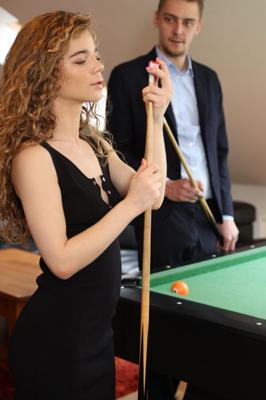 La jeune Sabrina se fait baiser sur la table de billard.