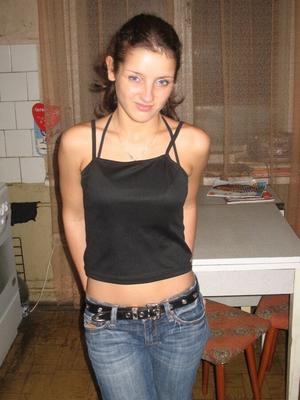 Amateur Porn Paradise : Sweet teen fucked in the kitchen