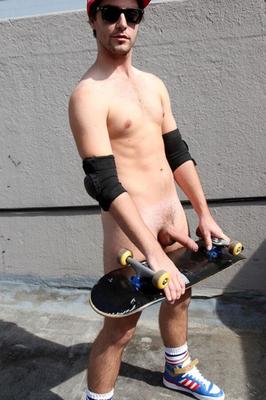 Hombres gay con patines y patinetas