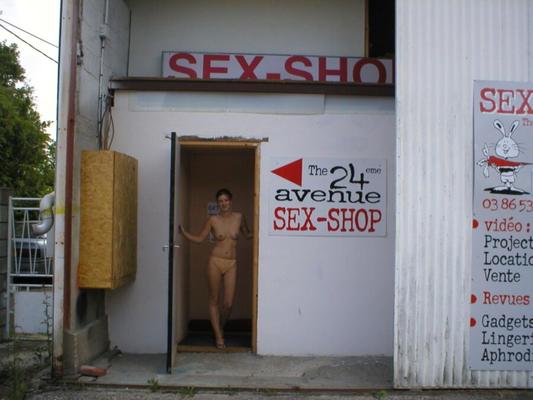 Parfois, on ça aussi dans un sex shop