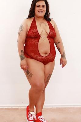 Morena BBW Spooky Fat Brat disfruta de golpes de coño