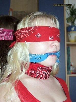 Blind und geknebelt