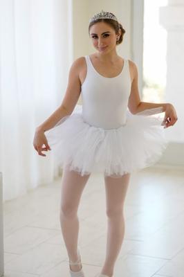 Ballerina Penelope Kay wird in ihrem Tutu gebumst.