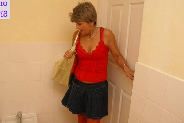 Mature Sinna shagged on the shitter