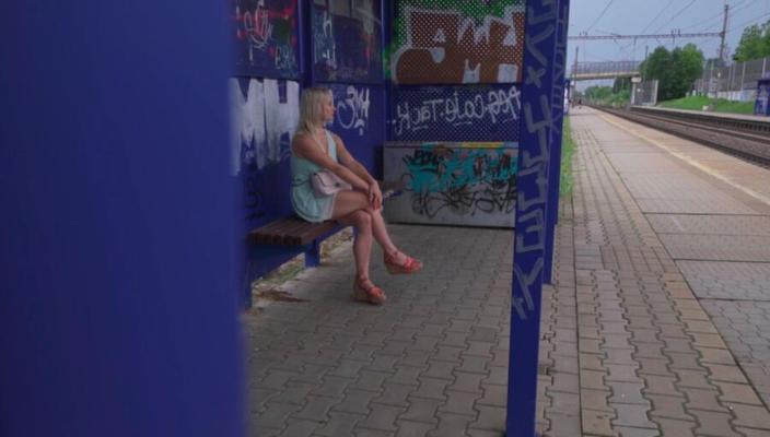 Die blonde Lily Joy wird hinter dem Bahnhof gefickt