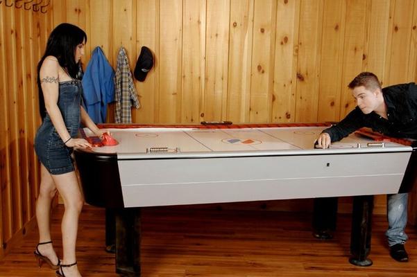 Cherry Petite baise sur une table de airhockey