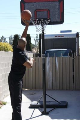 Raylene spielt Pick-up-Ball