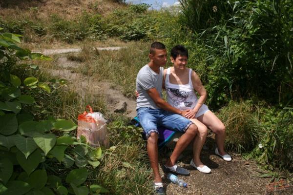 La abuela Anastasia seduce a un joven al aire libre.