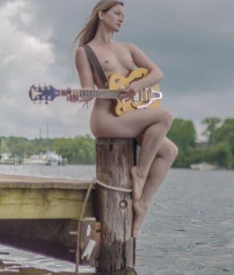 Musik besteht aus nackten, sinnlichen Frauen, die ein Instrument spielen