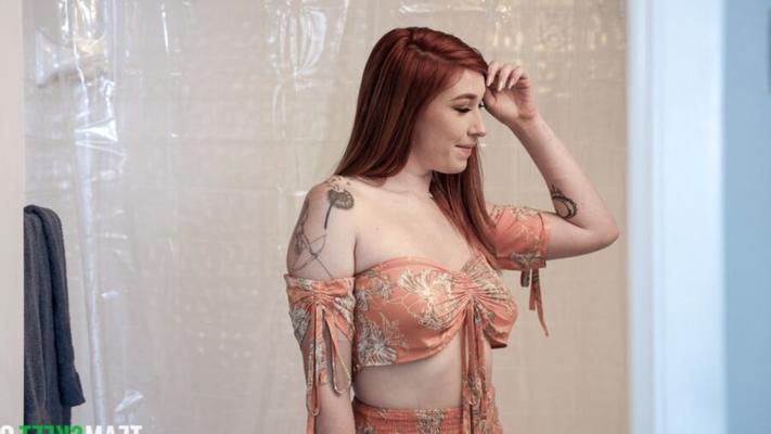 Savanna Siren, rousse aux gros seins, se fait désosser.