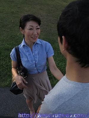 Japanese MILF Mizue Karazawa