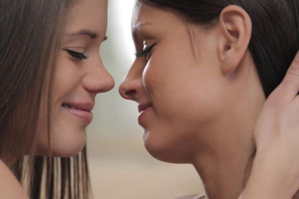 Little Caprice y Kari Sweet se vuelven locas solas