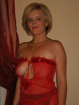 Milf rubia posando, chupando y follando