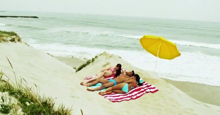 Fille Natalie et petite amie Nina en vacances - à la plage