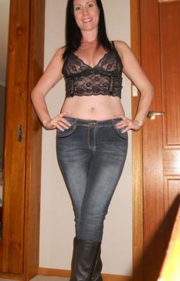 Raven Haired MILF deixa seu lado sacanagem para fora