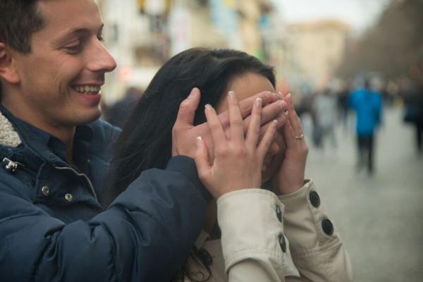 Старые школьные друзья встречаются в Праге, а потом...