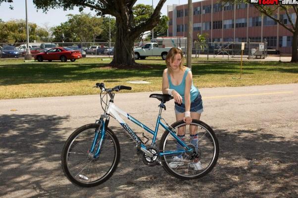 Missy Mae – Fahrradfahrerin