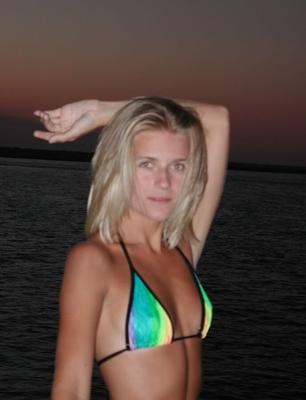 Femme blonde au beau cul pendant ses vacances sexuelles