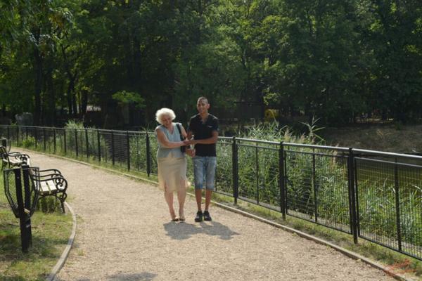 Oma Norma bekommt ihre alte haarige Muschi geknallt.