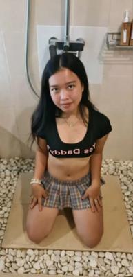 Petite femme asiatique BWC aimante