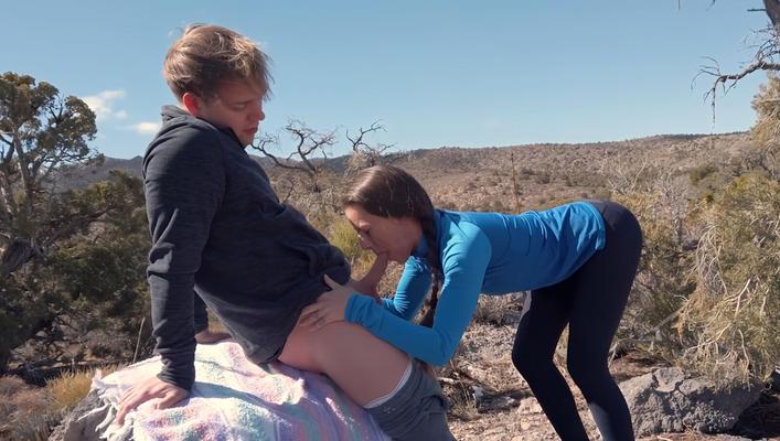 La joven pareja de aficionados hace el negocio al aire libre